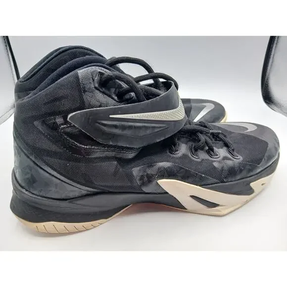 Mens Nie LeBron Zoom Soilder 8 TN. Size 14.